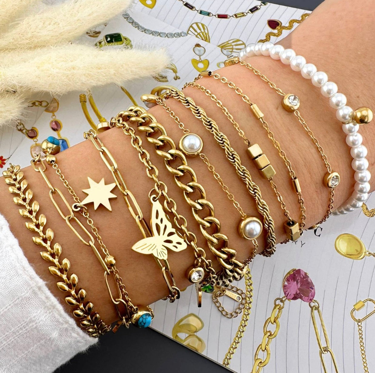 BRACELET, GOLD
