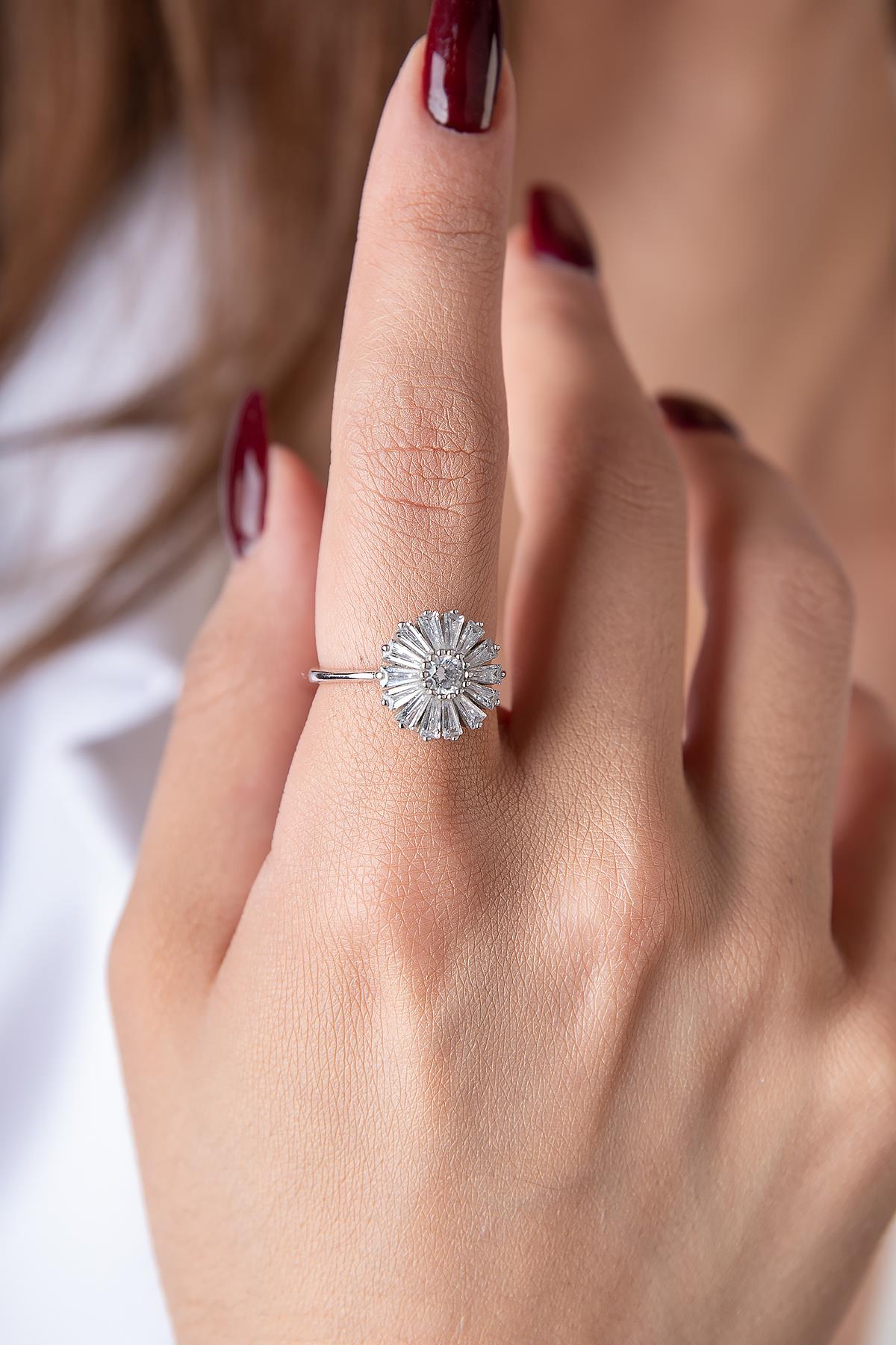 14ct Gold Stone Daisy Motif Ring-1