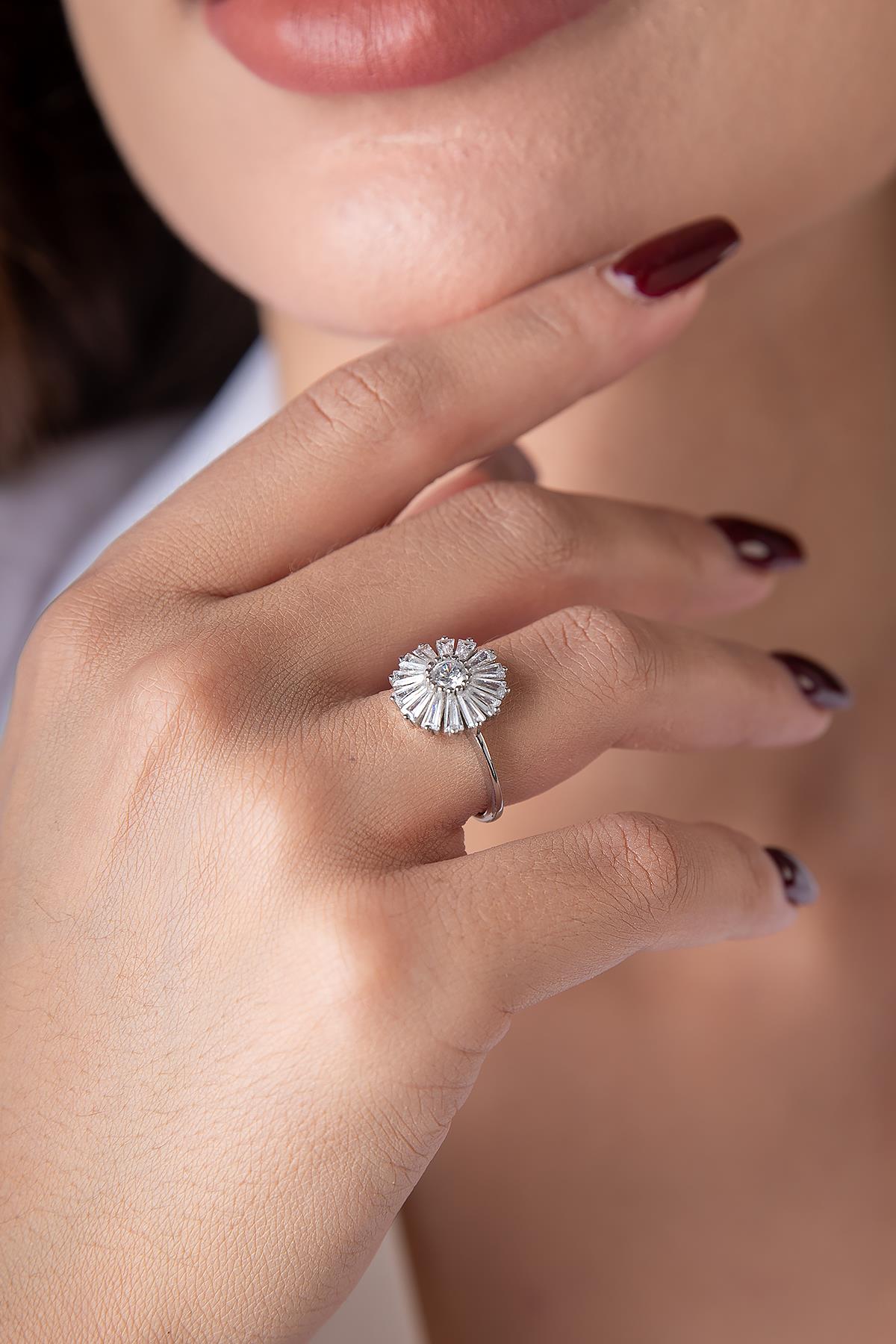 14ct Gold Stone Daisy Motif Ring-0