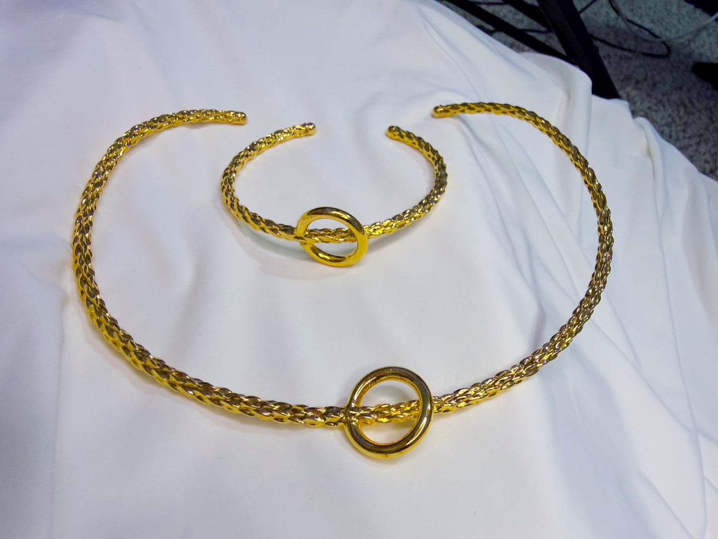 Set chocker and bracelet